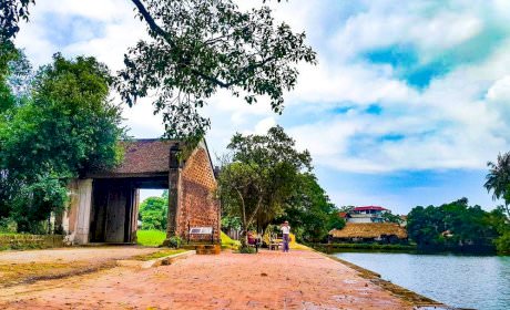 Visiting the ancient and peaceful Duong Lam village